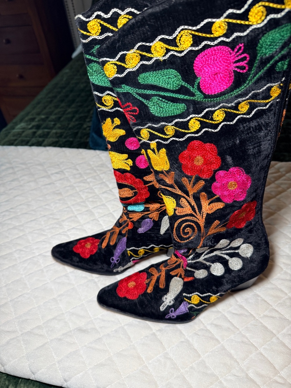 Aspiga Embroidered Velvet Knee High Boots | Size 39 🌺